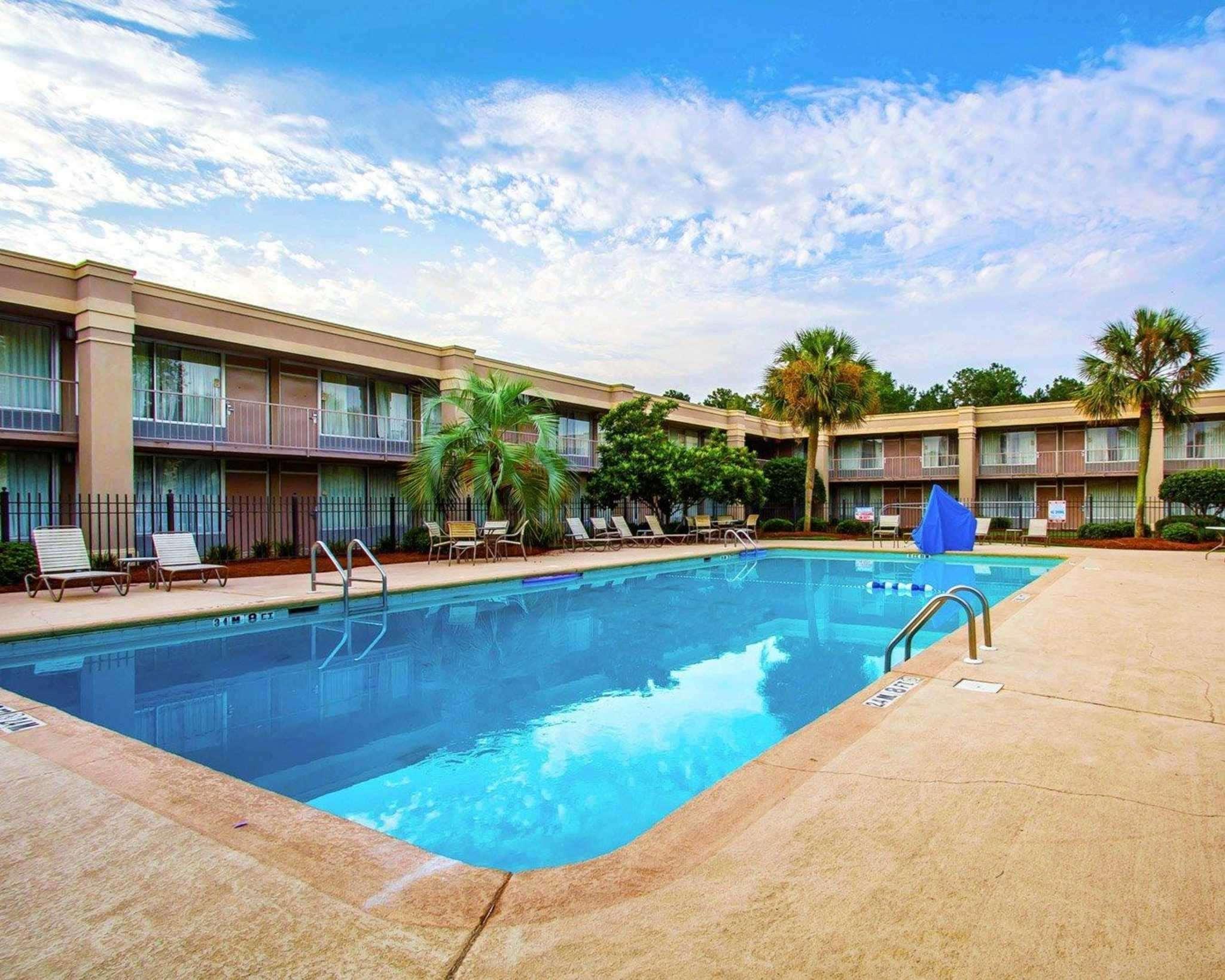 Clarion Inn & Suites Dothan South Екстер'єр фото