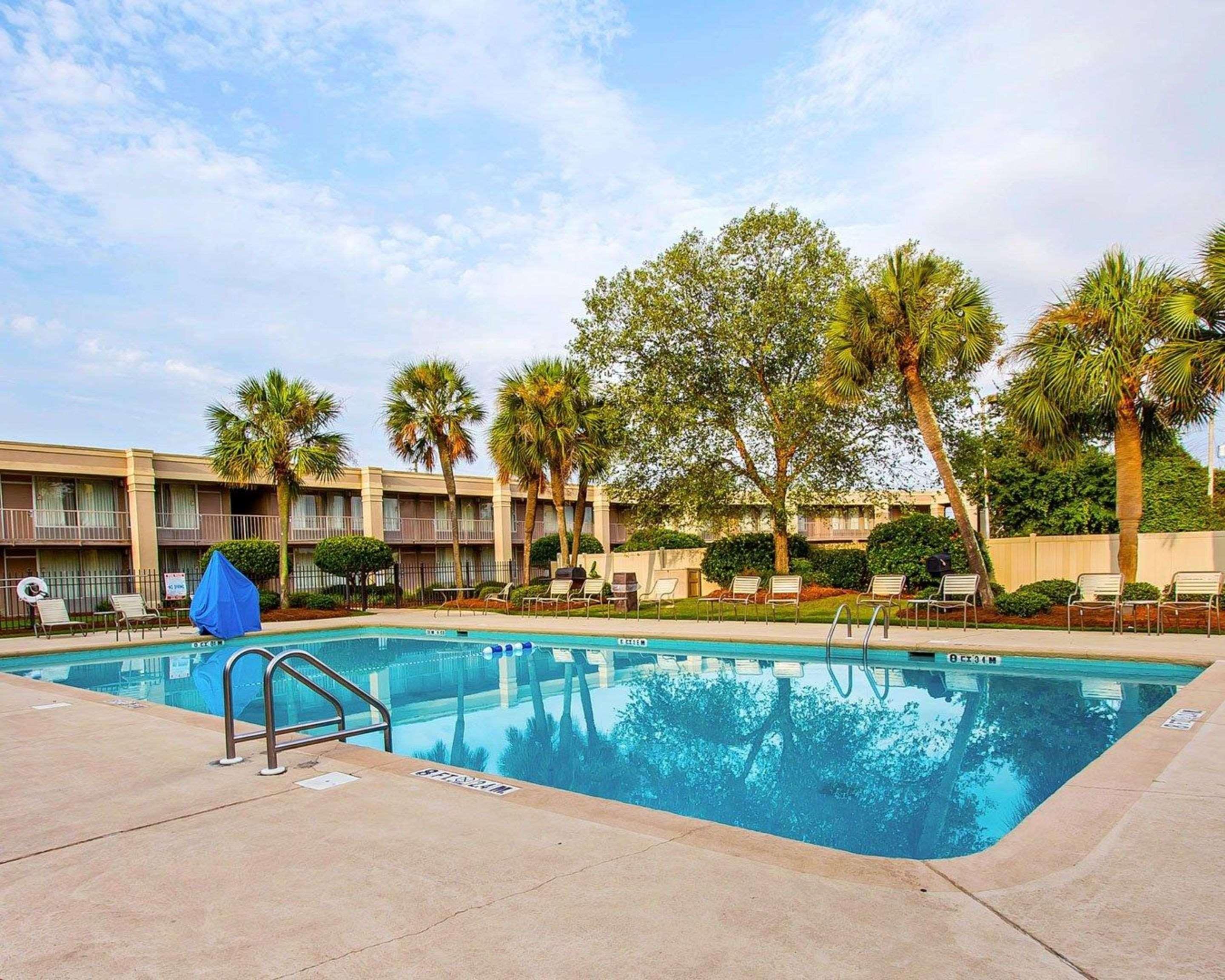 Clarion Inn & Suites Dothan South Екстер'єр фото