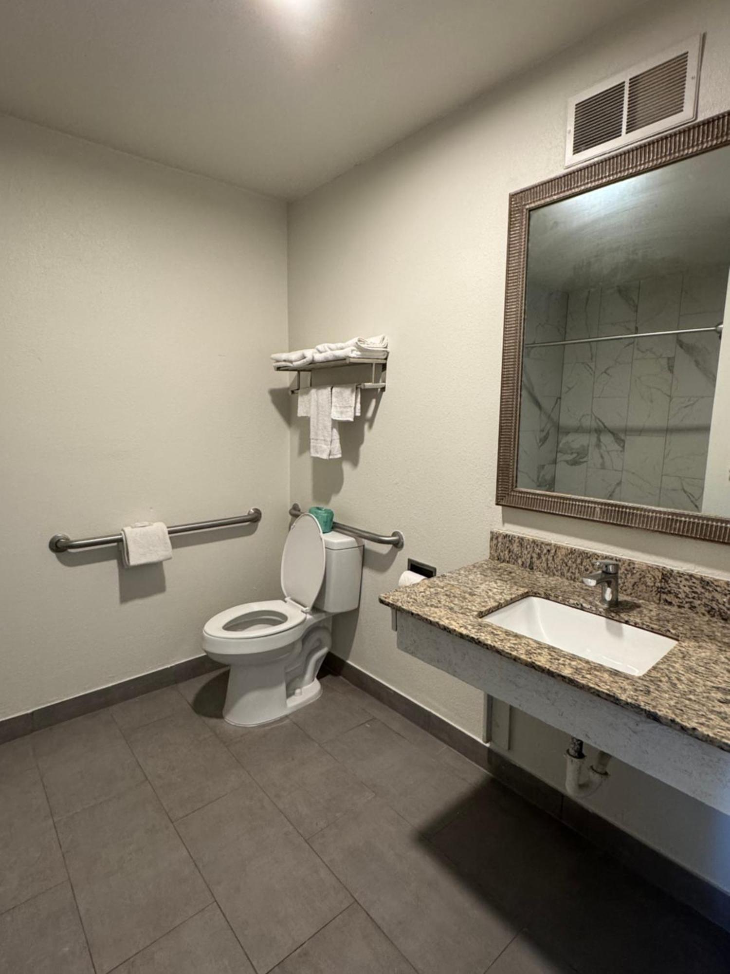 Clarion Inn & Suites Dothan South Екстер'єр фото