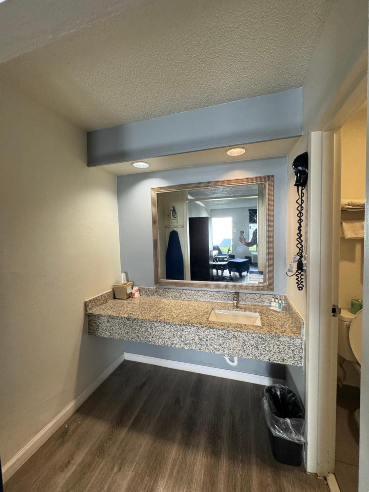 Clarion Inn & Suites Dothan South Екстер'єр фото