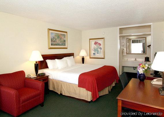 Clarion Inn & Suites Dothan South Номер фото