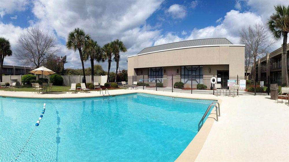 Clarion Inn & Suites Dothan South Екстер'єр фото
